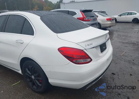 2016 Mercedes-Benz C 300 4Matic из США, поврежденный, VIN 55SWF4KB3GU101946